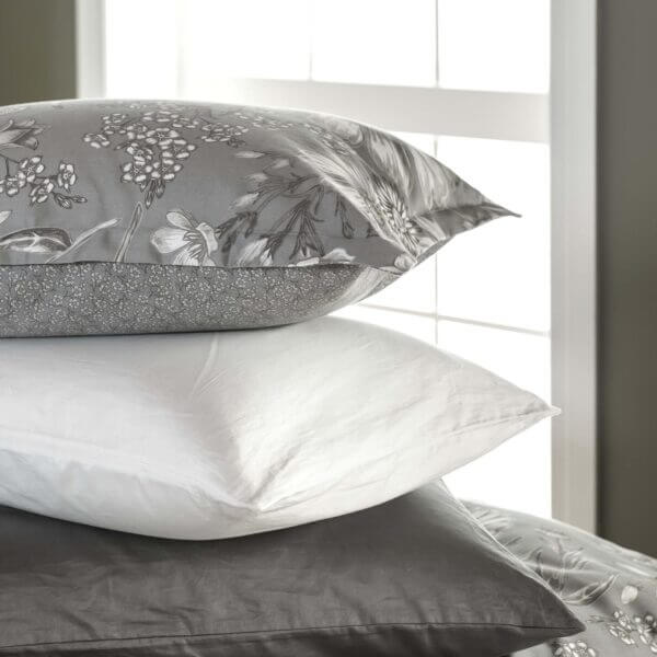 WEB_Image_Borås_Cotton_Cloud_putevar_70x100_Hvit___siena_putevar_graa_og_cloud_putevar_i_hv-604672707_plid_109016